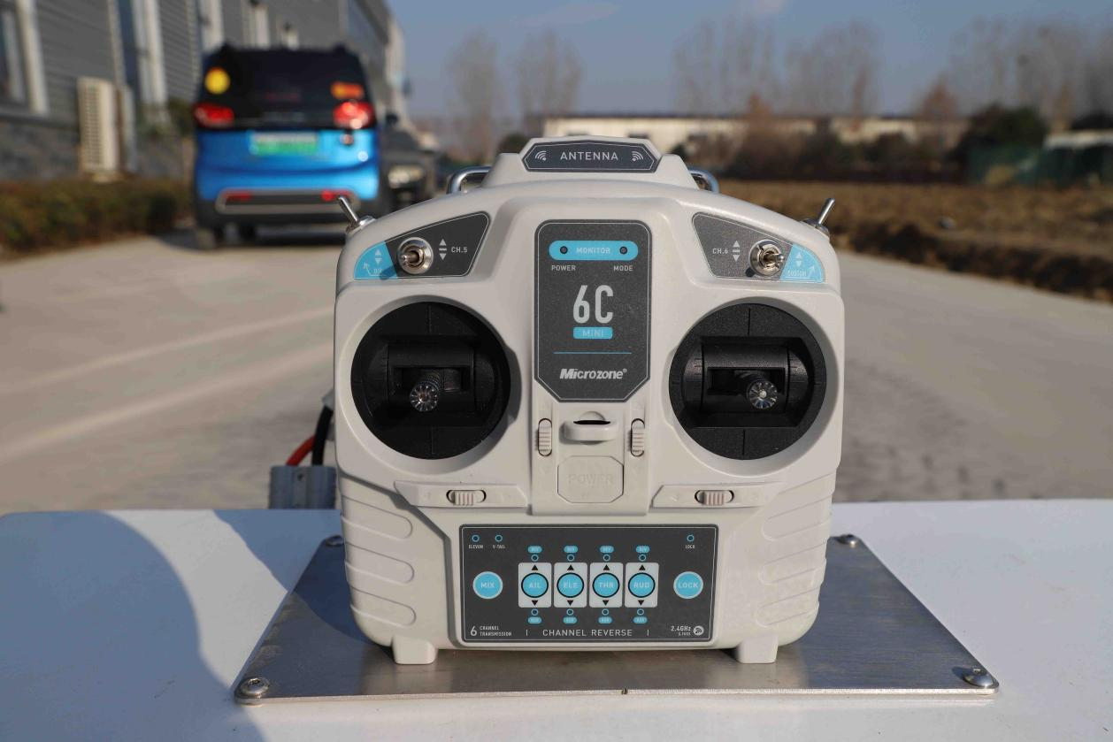 क्रॉलर घास काटने की मशीन