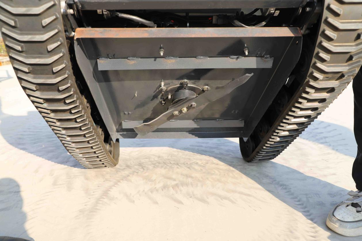 क्रॉलर घास काटने की मशीन