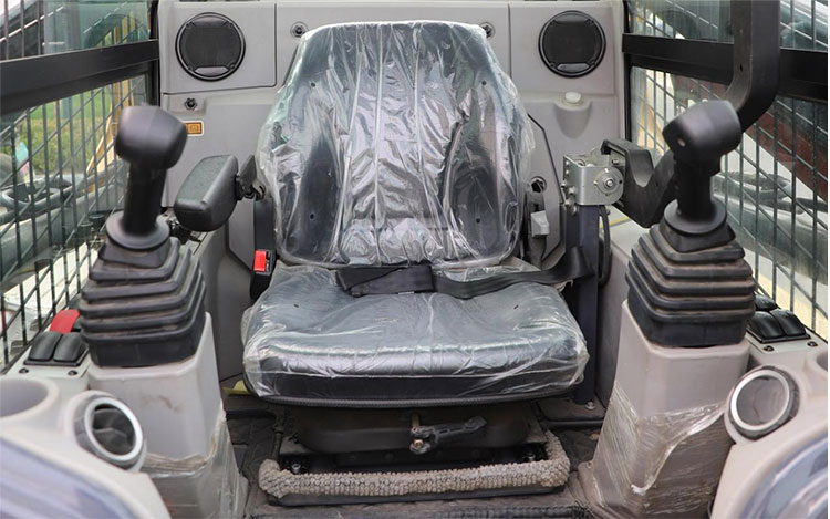 कॉम्पैक्ट स्किड स्टीयर लोडर