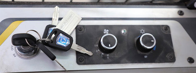 कॉम्पैक्ट स्किड स्टीयर लोडर