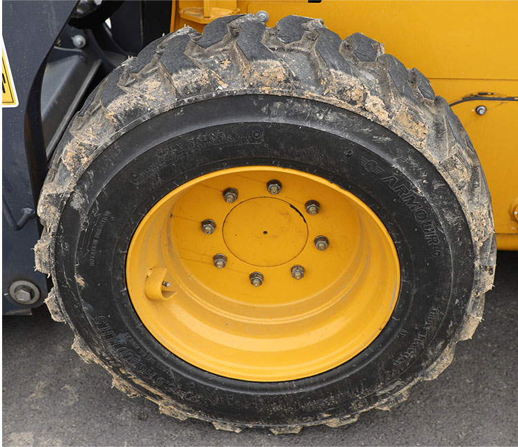 कॉम्पैक्ट स्किड स्टीयर लोडर